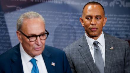 Die Minderheitenführer in Senat und Repräsentantenhaus, Chuck Schumer (links) und Hakeem Jeffries, verhandelten auch mit US-Präsident Trump um ein Abwenden des Shutdowns.