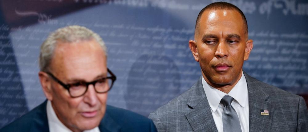 Die Minderheitenführer in Senat und Repräsentantenhaus, Chuck Schumer (links) und Hakeem Jeffries, verhandelten auch mit US-Präsident Trump um ein Abwenden des Shutdowns.