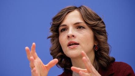 Elisabeth Kaiser (SPD), Staatsministerin und Ostbeauftragte der Bundesregierung, spricht bei einer Pressekonferenz anlässlich der Vorstellung des Berichtes zum Stand der Deutschen Einheit.