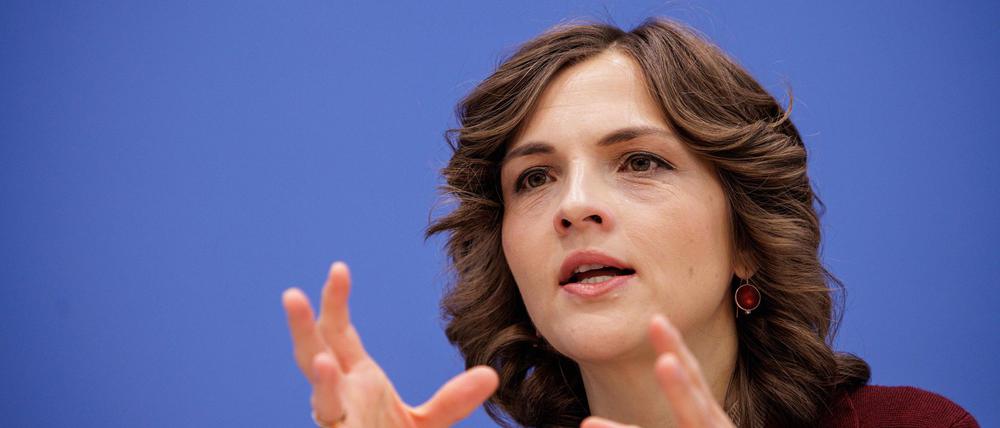 Elisabeth Kaiser (SPD), Staatsministerin und Ostbeauftragte der Bundesregierung, spricht bei einer Pressekonferenz anlässlich der Vorstellung des Berichtes zum Stand der Deutschen Einheit.