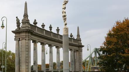 An der Glienicker Brücke wird am 3. Oktober eine Führung entlang der ehemaligen deutsch-deutschen Grenze stattfinden. 