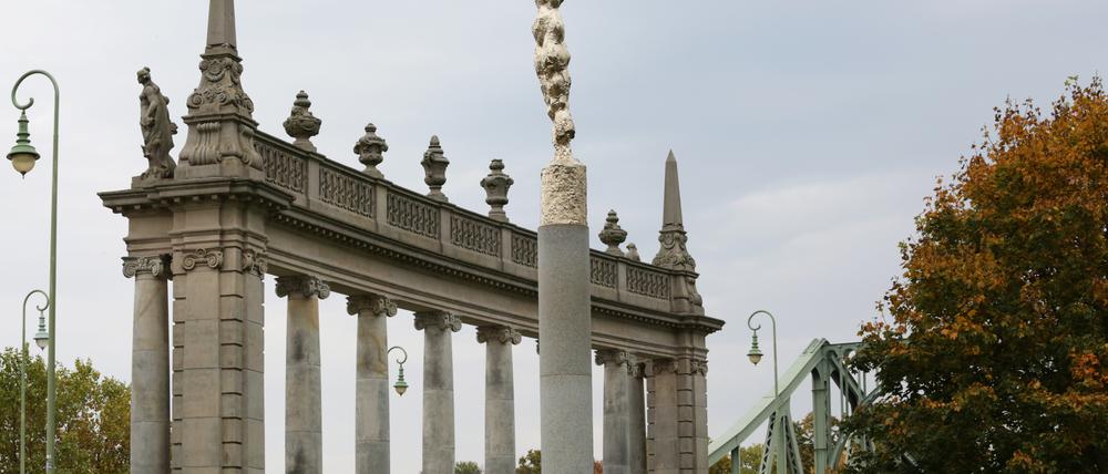 An der Glienicker Brücke wird am 3. Oktober eine Führung entlang der ehemaligen deutsch-deutschen Grenze stattfinden.