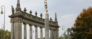 An der Glienicker Brücke wird am 3. Oktober eine Führung entlang der ehemaligen deutsch-deutschen Grenze stattfinden. 