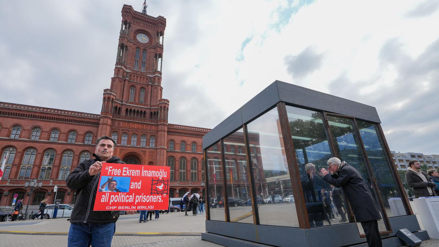 Gef-ngniszelle-vor-dem-Roten-Rathaus-in-Berlin-Installation-f-r-inhaftierten-Istanbuler-B-rgermeister-Ekrem-Imamoglu