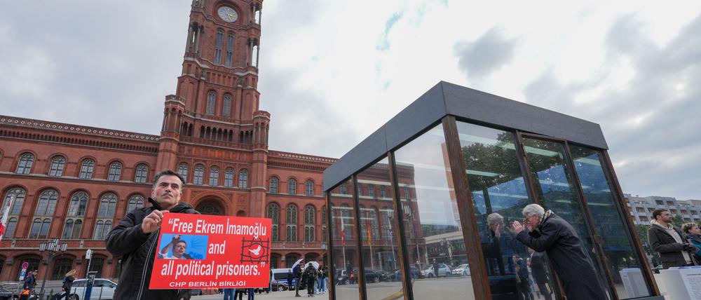 Die Installation vor dem Rathaus zeigt, wie eine Zelle im berüchtigten Silivri-Gefängnis in der Türkei aussieht. 