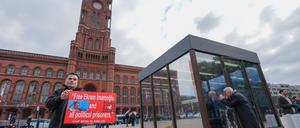 Die Installation vor dem Rathaus zeigt, wie eine Zelle im berüchtigten Silivri-Gefängnis in der Türkei aussieht. 