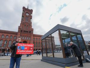 Die Installation vor dem Rathaus zeigt, wie eine Zelle im berüchtigten Silivri-Gefängnis in der Türkei aussieht. 