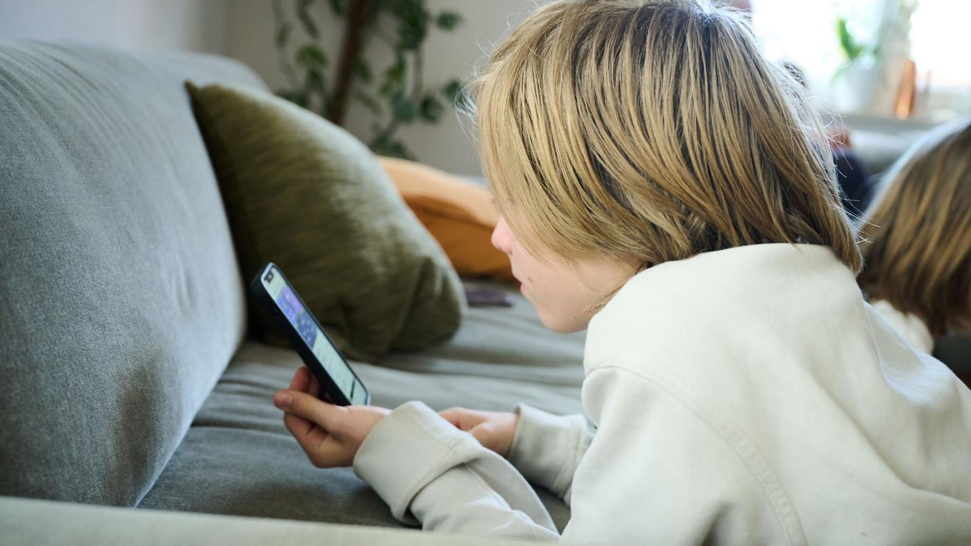 Kinder-und-Smartphones-Handy-Verbot-am-Abend-l-sst-Teenager-besser-schlafen
