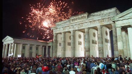 Mit einem Feuerwerk am Brandenburger Tor in Berlin feierten rund eine Million Menschen in der Nacht vom 2. auf den 3. Oktober 1990 die deutsche Wiedervereinigung. 