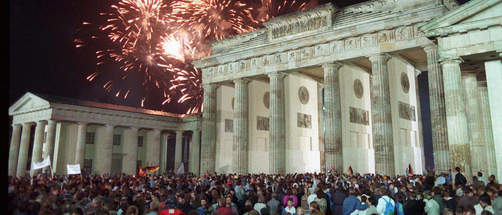 Mit einem Feuerwerk am Brandenburger Tor in Berlin feierten rund eine Million Menschen in der Nacht vom 2. auf den 3. Oktober 1990 die deutsche Wiedervereinigung. 