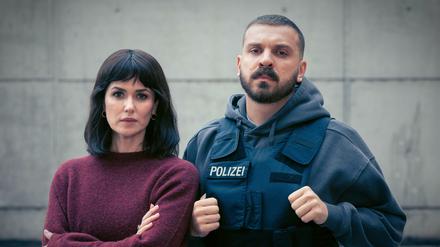 ARD/HR TATORT: DUNKELHEIT, Fernsehfilm, Deutschland 2025, Buch: Erol Yesilkaya, Senad Halilbasic und Stefan Schaller, Regie: Stefan Schaller, am Sonntag (05.10.25) um 20:15 Uhr im ERSTEN und in der ARD Mediathek. Maryam Azadi (Melika Foroutan), Hamza Kulina (Edin Hasanovic). © HR/ARD Degeto/Sommerhaus/Daniel Dornhöfer, honorarfrei - Verwendung gemäß der AGB im engen inhaltlichen, redaktionellen Zusammenhang mit genannter HR-Sendung bei Nennung "Bild: HR/ARD Degeto/Sommerhaus/Daniel Dornhöfer" (S2). HR/Pressestelle, Tel: 069/155-4954
