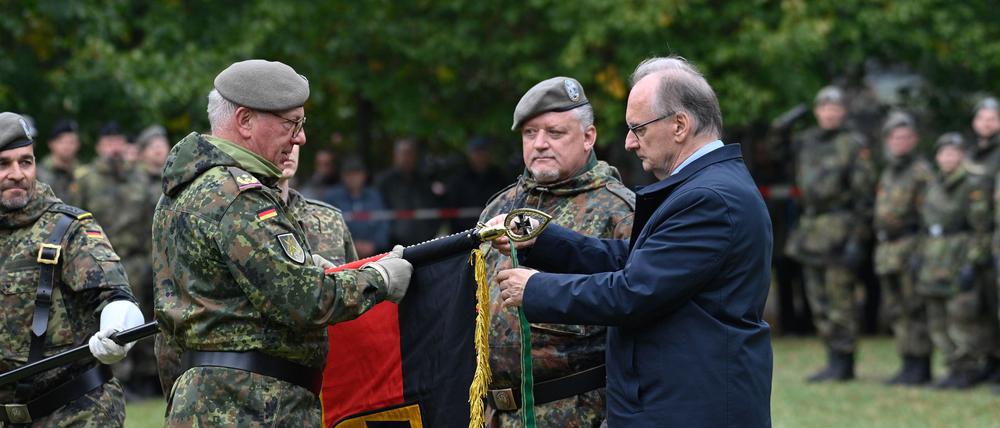 Sachsen-Anhalts Ministerpräsident Reiner Haseloff befestigte an der Fahne das Band mit dem Namen des Regiments.