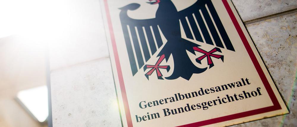 ARCHIV - 17.06.2019, Baden-Württemberg, Karlsruhe: «Generalbundesanwalt beim Bundesgerichtshof» steht auf einem Schild am Eingang zum Gebäude der Bundesanwaltschaft. (zu dpa: «Bundesanwaltschaft ermittelt nach Angriff an Berufskolleg») Foto: Christoph Schmidt/dpa +++ dpa-Bildfunk +++