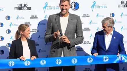 Dirk Nowitzki bei der Einweihung des Courts in Würzburg.