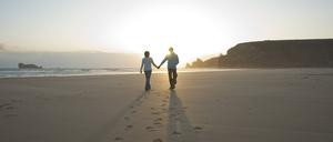 Hand in Hand am Strand.