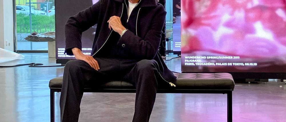 Designer, Maler, Zeichner und Bildhauer - Wolfgang Joop (80) sitzt in der neuen Ausstellung über sein Lebenswerk.