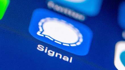 Das Logo des Messenger Dienstes Signal auf einem Smartphone (Symbolbild).