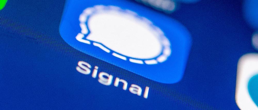 Das Logo des Messenger Dienstes Signal auf einem Smartphone (Symbolbild).