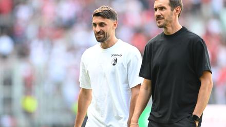Vincenzo Grifo (l), Julian Schuster und der SC Freiburg sind beim FC Bologna zu Gast. (Archivbild)