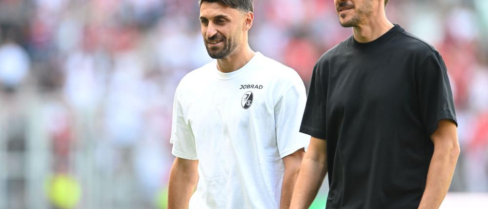 Vincenzo Grifo (l), Julian Schuster und der SC Freiburg sind beim FC Bologna zu Gast. (Archivbild)