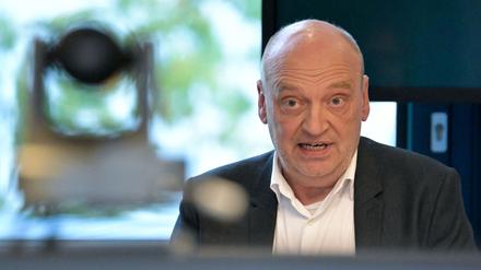 Robert Skuppin präsentiert sich bei der Wahl eines Programmdirektors für den Rundfunk Berlin-Brandenburg (RBB) während einer Sitzung des RBB-Rundfunkrats. 