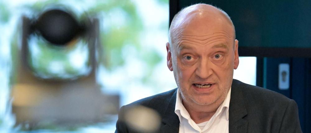 Robert Skuppin präsentiert sich bei der Wahl eines Programmdirektors für den Rundfunk Berlin-Brandenburg (RBB) während einer Sitzung des RBB-Rundfunkrats. 