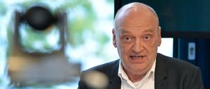 Robert Skuppin präsentiert sich bei der Wahl eines Programmdirektors für den Rundfunk Berlin-Brandenburg (RBB) während einer Sitzung des RBB-Rundfunkrats.