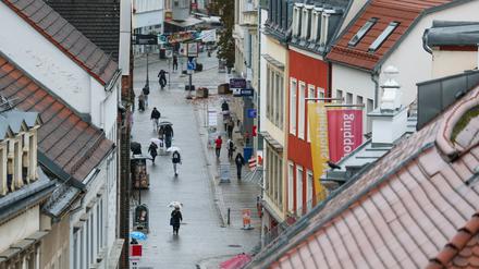 Passanten gehen bei Regen durch die Zwickauer Innenstadt. 