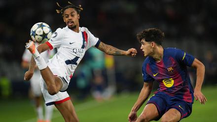 Artistisch: Bradley Barcola gewinnt mit Paris Saint-Germain verdient beim FC Barcelona.
