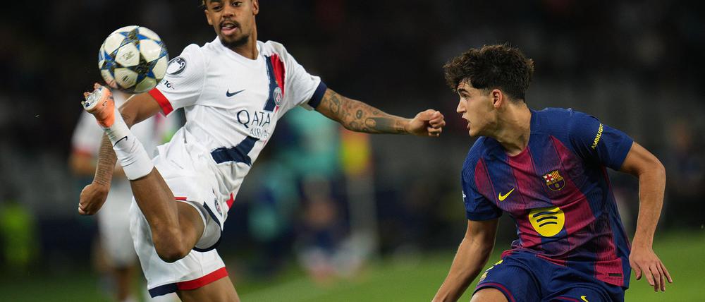Artistisch: Bradley Barcola gewinnt mit Paris Saint-Germain verdient beim FC Barcelona.