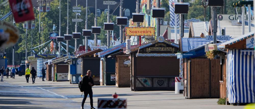 Am Mittwoch blieb die Wiesn lange leer - der Gastgewerbeverband Dehoga bringt nun einen Extra-Tag ins Spiel.