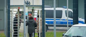 Die Bundesanwaltschaft will Haftbefehle beantragen. Ab dem Vormittag sollen die drei Festgenommenen beim Ermittlungsrichter des Bundesgerichtshofs vorgeführt werden. 