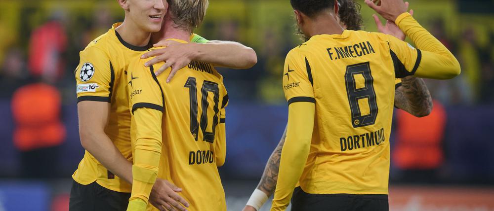 Nico Schlotterbeck (l) saß gegen Bilbao zunächst auf der Bank.