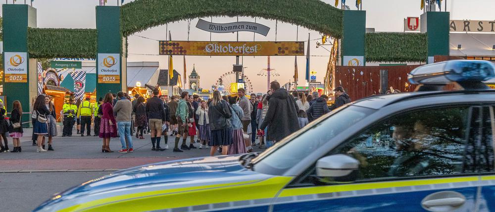 Das Münchner Oktoberfest durfte am Mittwochabend nach einer Bombendrohung wieder öffnen.
