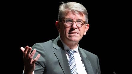 Wolfram Weimer (parteilos), Staatsminister für Kultur und Medien, spricht im Haus der Berliner Festspiele während der Eröffnung des Internationalen Literaturfestivals Berlin.