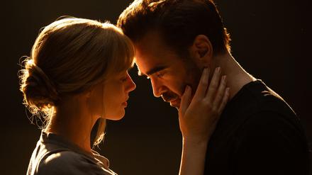 Ein Plädoyer für den Mut zur Liebe: Margot Robbie als Sarah und Colin Farrell als David in dem Film „A Big Bold Beautiful Journey“