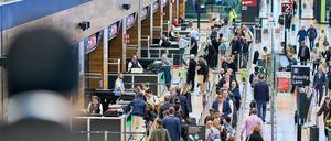 Am Wochenende werden sehr viele Fluggäste am Flughafen Berlin-Brandenburg erwartet. (Archivbild)