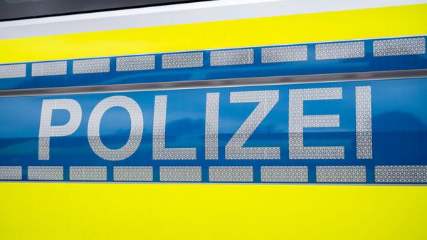 Der Fahrer des Kleintransporters wird schwer verletzt ins Krankenhaus eingeliefert. (Symbolbild)