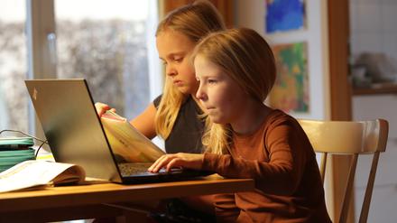Schüler:innen können beispielsweise eine Aufgabe mit KI bearbeiten und die Ergebnisse in der Klasse besprechen, um sie kritisch zu prüfen.