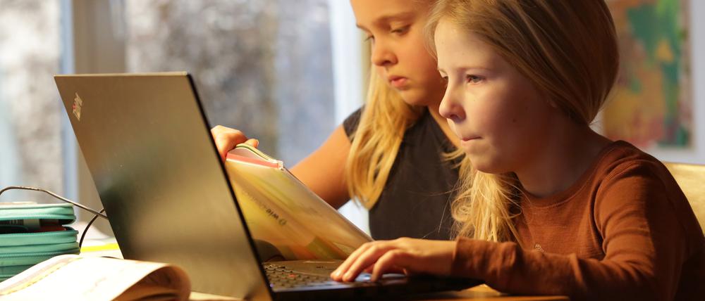 Schüler:innen können beispielsweise eine Aufgabe mit KI bearbeiten und die Ergebnisse in der Klasse besprechen, um sie kritisch zu prüfen.