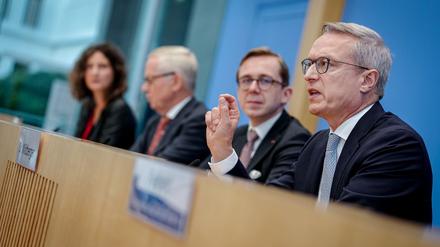 Der NKR stellt seinen Jahresbericht zusammen mit Digitalisierungsminister Karsten Wildberger (CDU) und dem Parlamentarischen Staatssekretär seines Ministeriums, Philipp Amthor (CDU), vor.