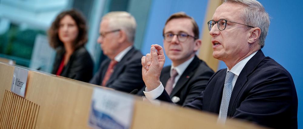 Der NKR stellt seinen Jahresbericht zusammen mit Digitalisierungsminister Karsten Wildberger (CDU) und dem Parlamentarischen Staatssekretär seines Ministeriums, Philipp Amthor (CDU), vor.
