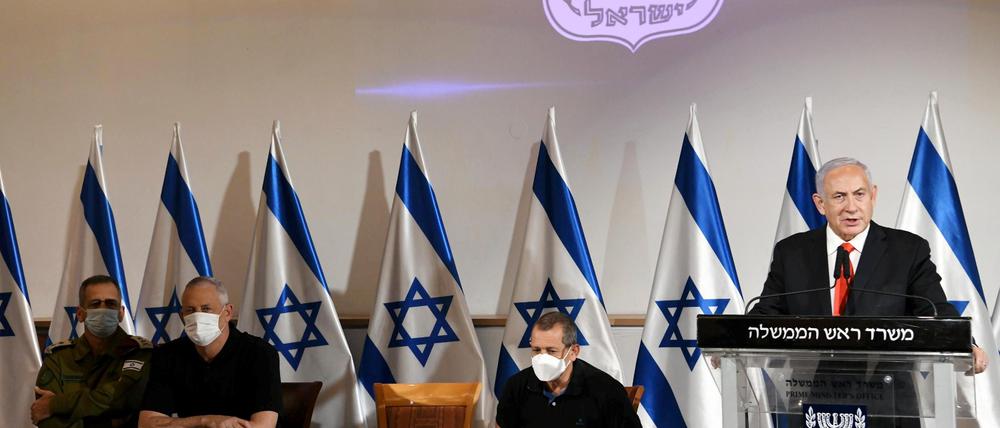 Benjamin Netanjahu (r.) gab am nach dem Raketenbeschuss aus dem Gazastreifen eine Erklärung ab. Foto: Amos Ben-Gershom/GPO/dpa
