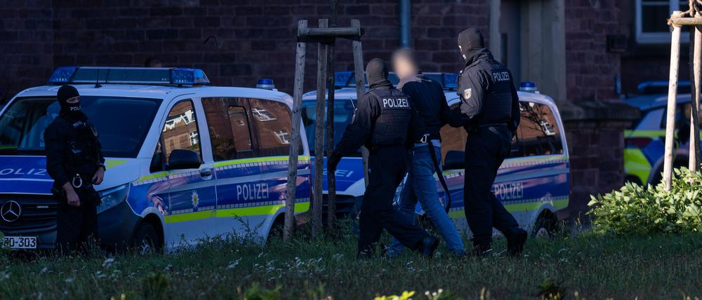 Zugriff. Am Mittwoch wurden drei Verdächtige festgenommen und dem Ermittlungsrichter vorgeführt.