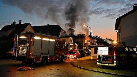 Einsatzkräfte der Feuerwehr bei dem Wohnungsbrand im Münchner Stadtteil Lerchenau am Mittwochmorgen.