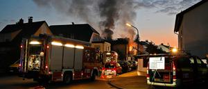 Einsatzkräfte der Feuerwehr bei dem Wohnungsbrand im Münchner Stadtteil Lerchenau am Mittwochmorgen.