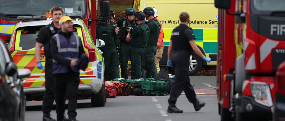 Erste Bilder aus Manchester. Rettungswagen parken vor der Synagoge. 