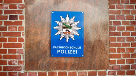 Ein Schild der Fachhochschule der Polizei in Aschersleben.