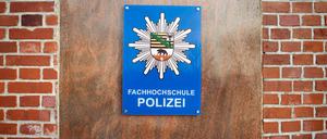 Ein Schild der Fachhochschule der Polizei in Aschersleben.