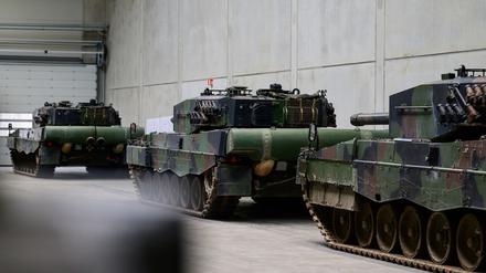 Niedersachsen, Unterlüß: Kampfpanzer vom Typ Leopard 2A4 stehen in einer Halle von Rheinmetall.